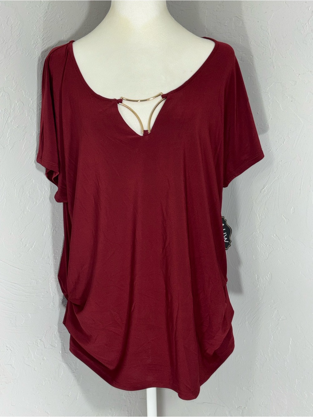 AUW Women's Burgundy Short Sleeve Top with Gold Neck Bar